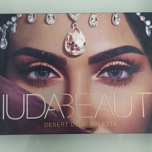 Huda Beauty Desert Dust Eyeshadow Palette
